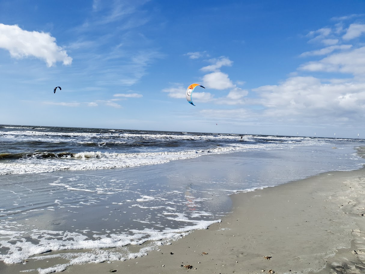 Kitesurfer in de branding van de Noordzee