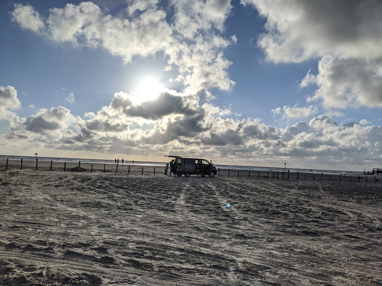 Weids zandstrand van St. Peter-Ording in de middagzon