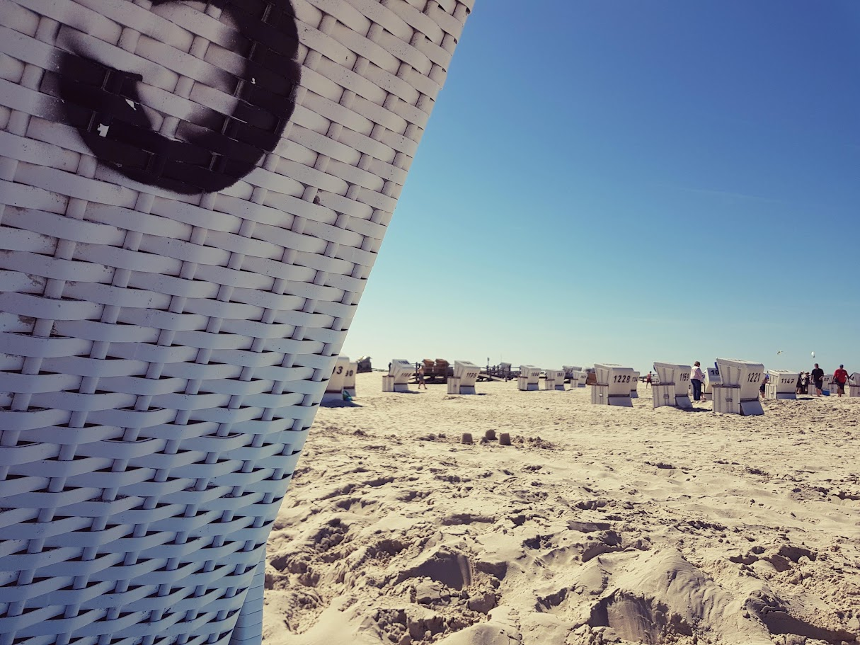 Strandstoelen in het zand op het hoofdstrand