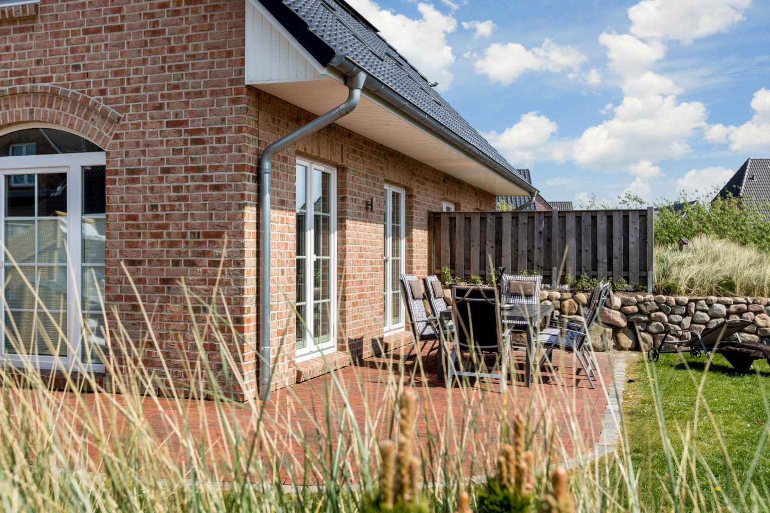 Solterrasse med havemøbler ved haven